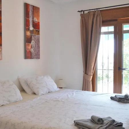 Villamartin, Lovely 2 Bed House, Short Walk To The Plaza. Holiday home Orihuela